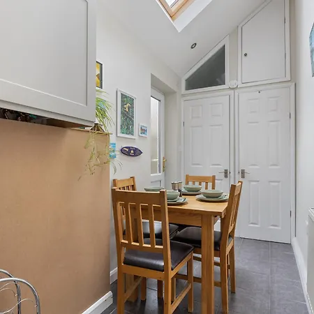 Stylish Free Parking Sleeps 4 - Pass The Keys