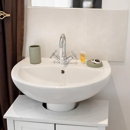 Semesterbostad Stylish Free Parking Sleeps 4 - Pass The Keys *