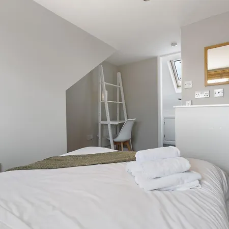 Stylish Free Parking Sleeps 4 - Pass The Keys