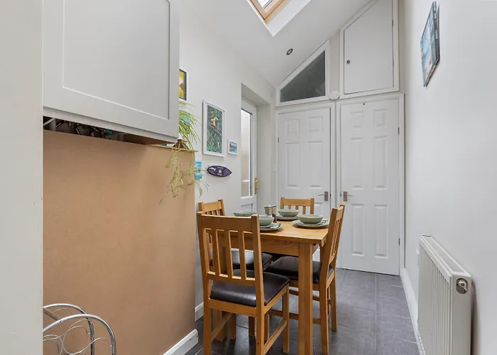 Stylish Free Parking Sleeps 4 - Pass The Keys