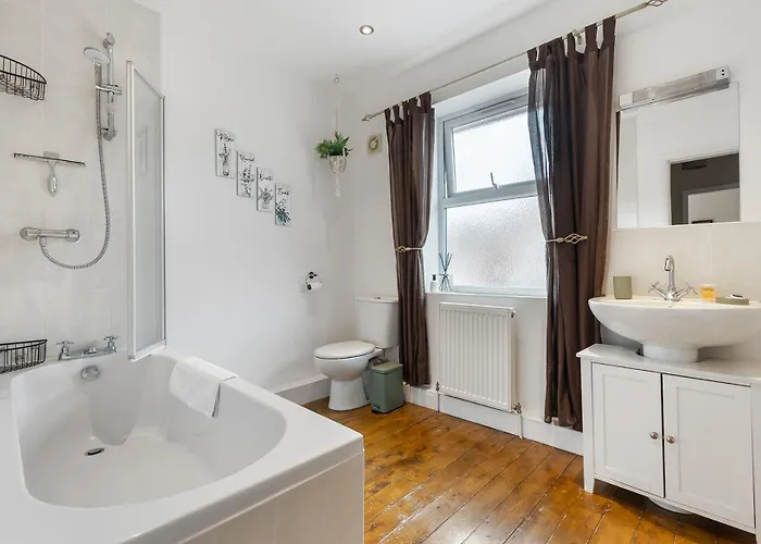 Dom wakacyjny Stylish Free Parking Sleeps 4 - Pass The Keys *