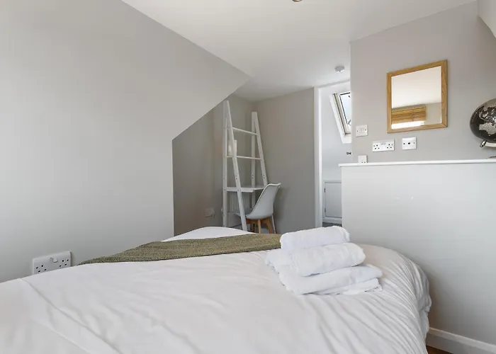 Stylish Free Parking Sleeps 4 - Pass The Keys